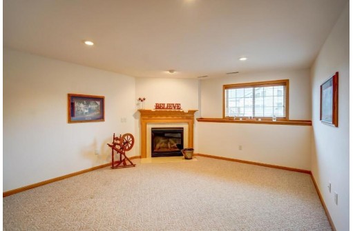 624 Malvern Hill Dr, Madison, WI 53718