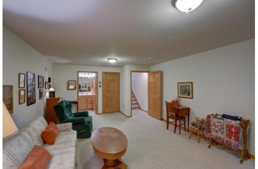 632 Springbrook Cir, DeForest, WI 53532