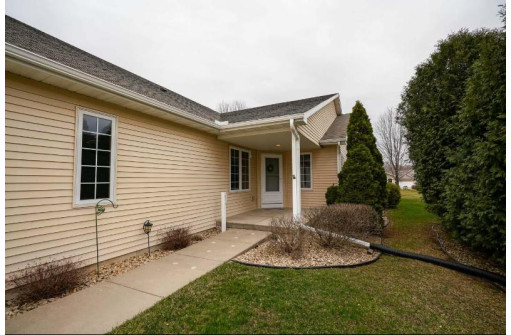 632 Springbrook Cir, DeForest, WI 53532