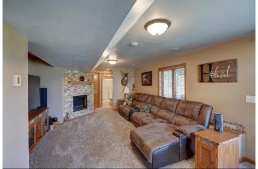 949 Peregrine Tr, Oregon, WI 53575