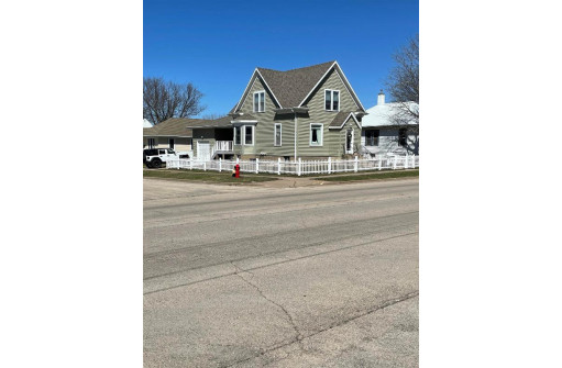 113 W Roosevelt St, Cuba City, WI 53807-1212