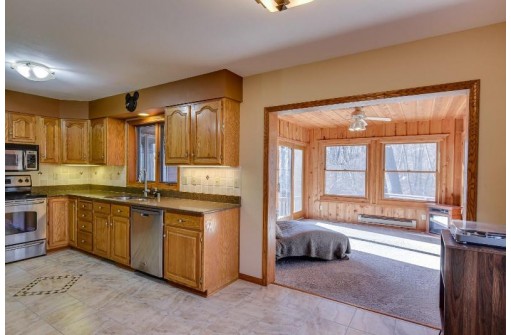 717 Red Oak Tr, Dodgeville, WI 53533