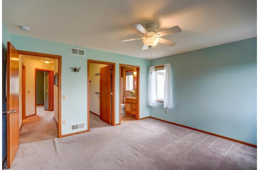 245 Lexington Pl, Deerfield, WI 53531