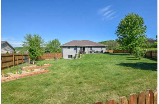 706 Prairie Ln, Mazomanie, WI 53560