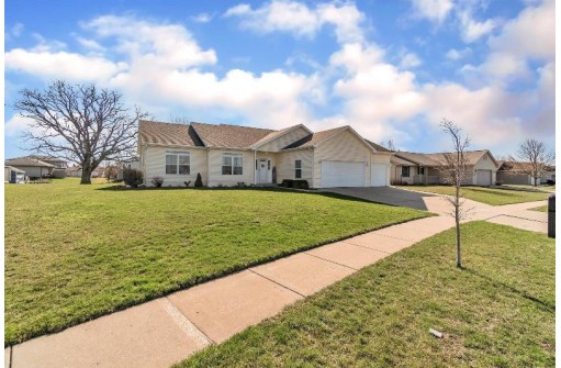 211 Betzer Rd, Delavan, WI 53115