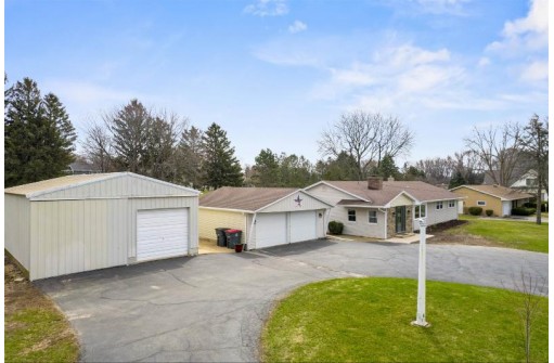 5526 Woodland Dr, Waunakee, WI 53597