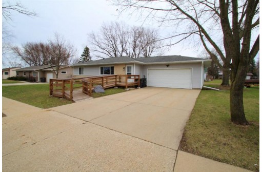 930 E Prospect St, Lake Mills, WI 53551