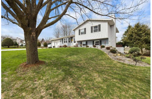 2558 Chesapeake Dr, Fitchburg, WI 53719