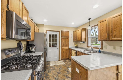 2558 Chesapeake Dr, Fitchburg, WI 53719