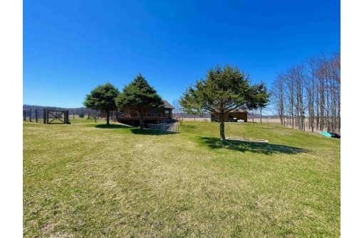 6996 N Dunlap Hollow Rd, Mazomanie, WI 53560