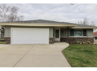 2010 Dixie Dr Waukesha, WI 53189