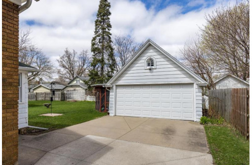 863 Blaine Ave, Janesville, WI 53545