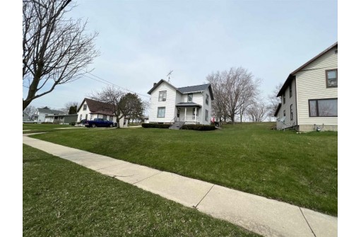 418 S Main St, Fall River, WI 53932