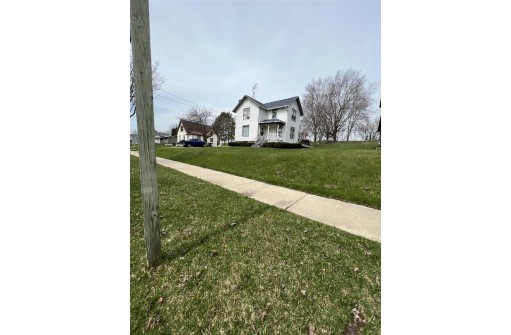 418 S Main St, Fall River, WI 53932