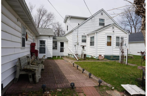 942 S Beaumont Rd, Prairie Du Chien, WI 53821