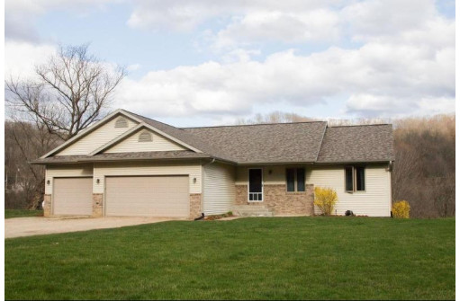 25067 Pleasant Valley Dr, Richland Center, WI 53581