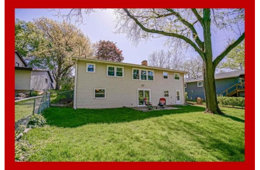 2906 Hambrecht Rd, Middleton, WI 53562