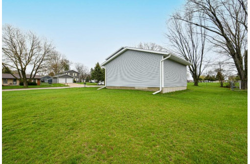 2204 Hermitage Ln, Janesville, WI 53546