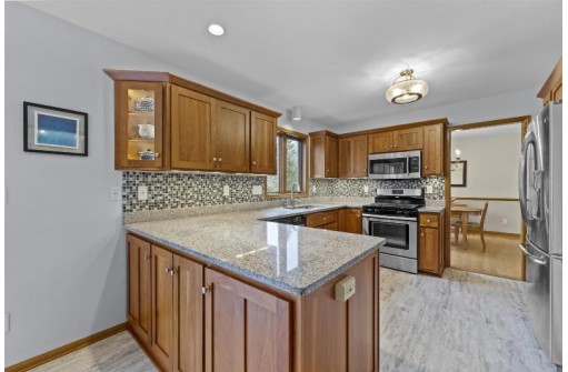 6037 Lynbrook Ln, Madison, WI 53719