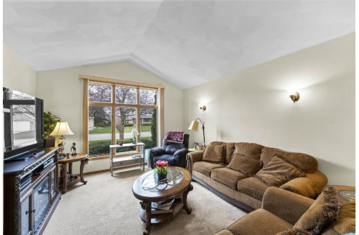 1859 Barrington Dr, Sun Prairie, WI 53590