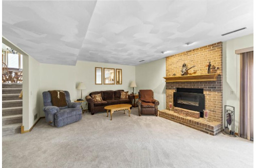 1859 Barrington Dr, Sun Prairie, WI 53590