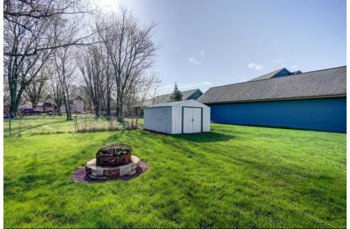 609 8th St, Stoughton, WI 53589