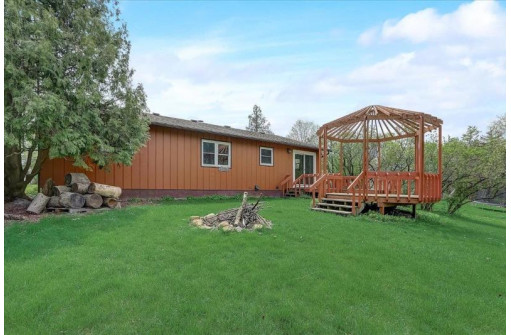 615 Lake Wisconsin Dr, Merrimac, WI 53561