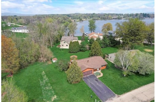 615 Lake Wisconsin Dr, Merrimac, WI 53561