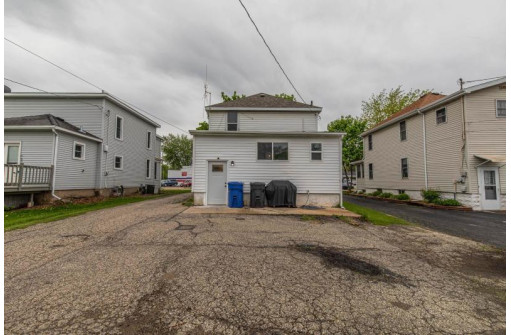 208 N Main St, Lodi, WI 53555