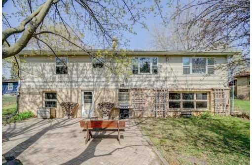 176 Hillcrest Cir, Sun Prairie, WI 53590