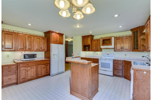 647 Taylor Ln, Stoughton, WI 53589