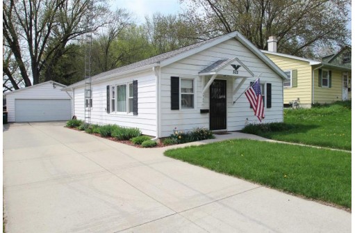 523 Nelson St, Fort Atkinson, WI 53538-1339