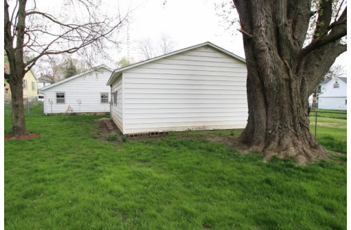 523 Nelson St, Fort Atkinson, WI 53538-1339