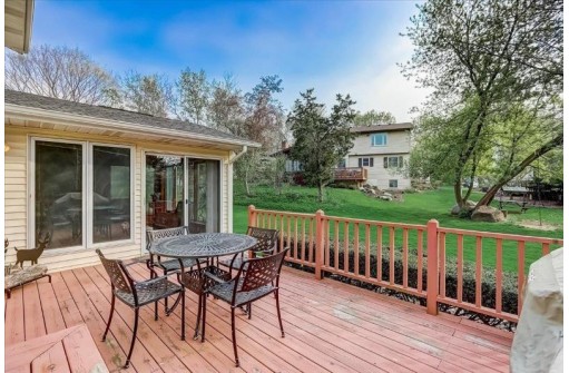 18 S Strathfield Cir, Madison, WI 53717