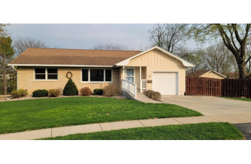 99 N 9th St, Mount Horeb, WI 53572-2061