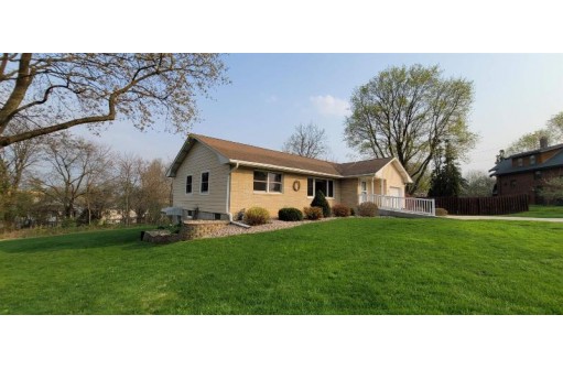 99 N 9th St, Mount Horeb, WI 53572-2061