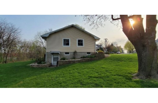 99 N 9th St, Mount Horeb, WI 53572-2061