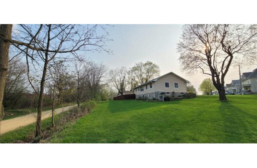 99 N 9th St, Mount Horeb, WI 53572-2061