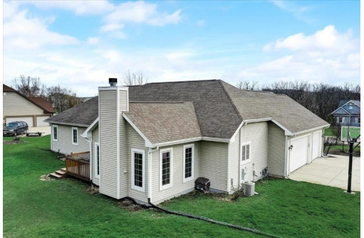 214 Hunters Glen Ln, Johnson Creek, WI 53038-9560