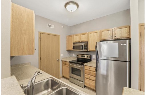 121 Metro Terr 203, Madison, WI 53718