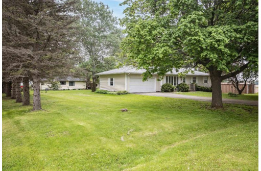 934 Ash Ln, Stoughton, WI 53589