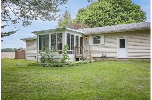 934 Ash Ln, Stoughton, WI 53589