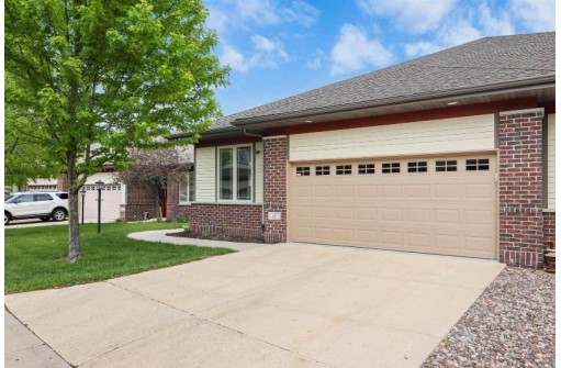 18 Windswept Way, Fitchburg, WI 53719