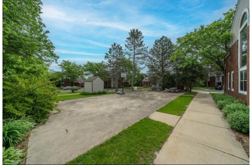 515 D'Onofrio Dr 6, Madison, WI 53719