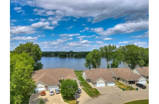 724 Waters Edge Ct, Marshall, WI 53559