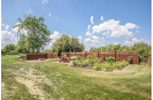 W5280 Windmill Ridge Rd, New Glarus, WI 53574