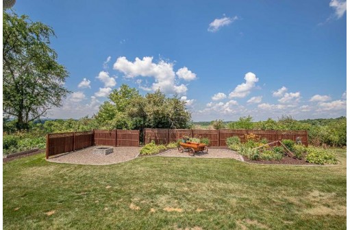 W5280 Windmill Ridge Rd, New Glarus, WI 53574