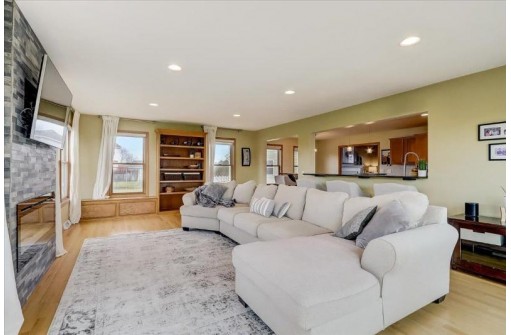 17 Iris Bloom Cir, Madison, WI 53719