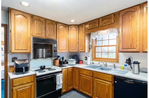 W8734 Niblick Rd, Beaver Dam, WI 53916