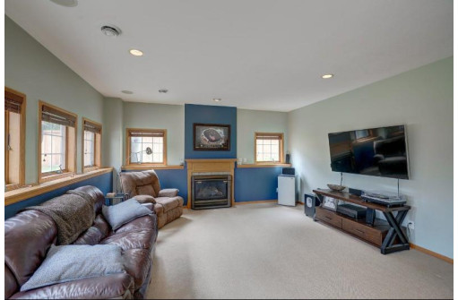 717 Prairie Smoke Rd, Madison, WI 53717